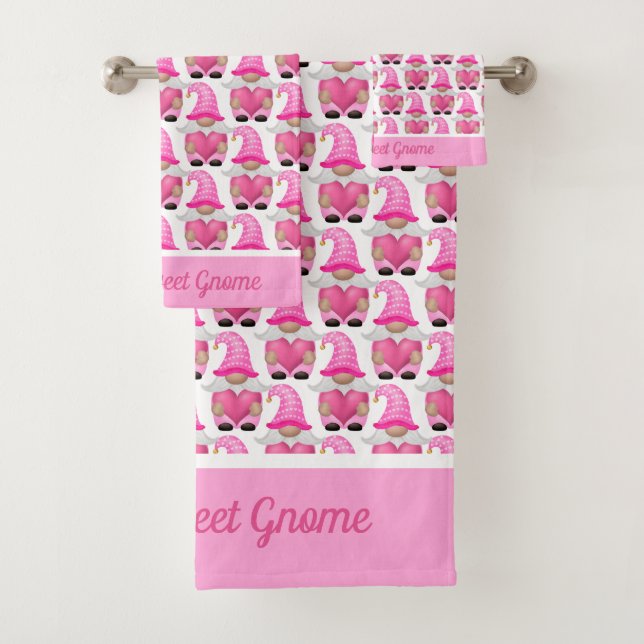 Gnomes roses personnalisées Coeurs Bois Whimsical (En situation)