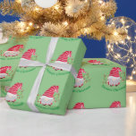 Gnomie Christmas Wrapping Paper Geschenkpapier<br><div class="desc">Gnomie Weihnachten geschrieben. Niedlicher Weihnachtsbrunnen mit Weihnachtsbeleuchtung hinter dem Gnome. Eine schöne Gnomie Ergänzung zu Ihrer Weihnachtskollektion in diesem Jahr.</div>