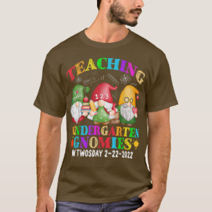 Gnomies lehren Kindergarten am 2./22/2022 T-Shirt