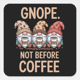 Gnope Nicht Vor Kaffee Drei Gnome Koffein Quadratischer Aufkleber