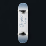 Go Girl! Skateboard im Glitzer-Stil<br><div class="desc">Geh Mädchen! Skateboard im Stil eines blauen Glitzer. Machen Sie dieses Skateboard zu Ihrem eigenen, indem Sie Ihren Text hinzufügen. Um auf erweiterte Bearbeitungstools zuzugreifen, gehen Sie bitte zu "Personalisieren Sie diese Vorlage" und klicken Sie auf "Details", scrollen Sie nach unten und drücken Sie den Link "Klicken Sie auf, um...</div>