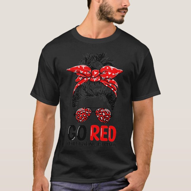 Go Red Messy Bun Frauen im Februar Herzerkrankung  T-Shirt (Vorderseite)