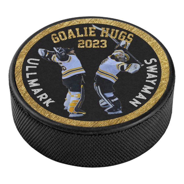 Goalie Hugs Eishockey Puck (3/4)
