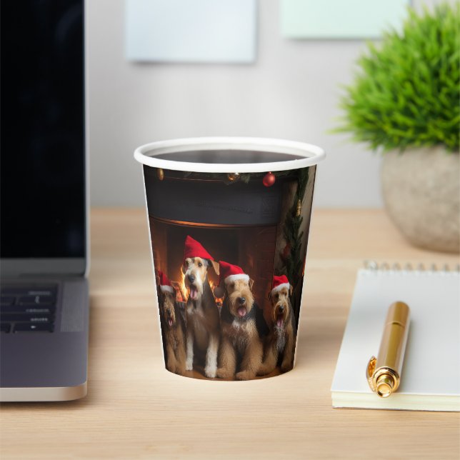 Gobelets En Papier Airedale près de la cheminée Noël (Insitu)