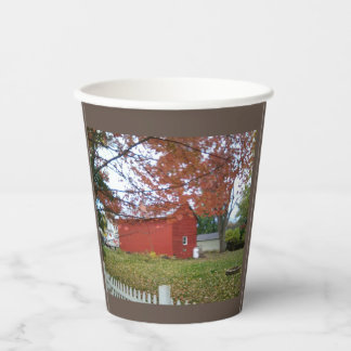 Gobelets En Papier Autumn leaves and a sweet red barn on a mug. coffe