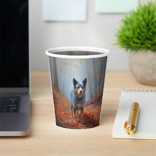Gobelets En Papier Blue Heeler dans les feuilles d'automne qui tomben