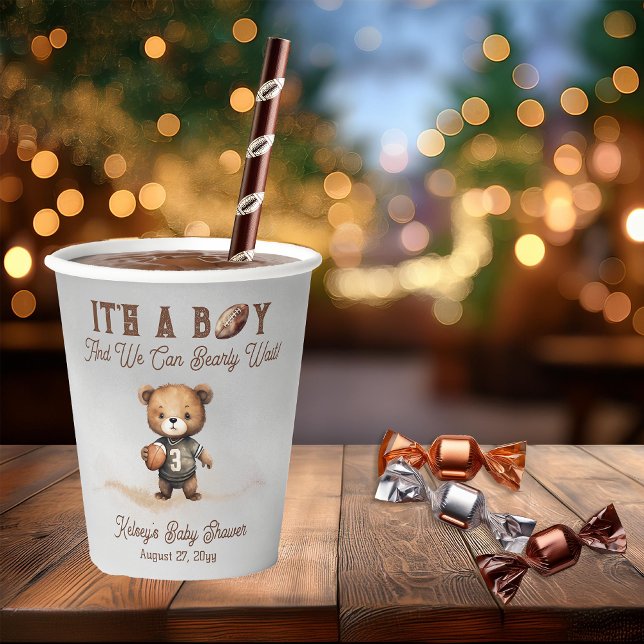 Gobelets En Papier Boy Bearly Wait Baby shower de football américain (Teddy Bear Boy "We Can Bearly Wait!" American Football Baby Shower Paper Cup)