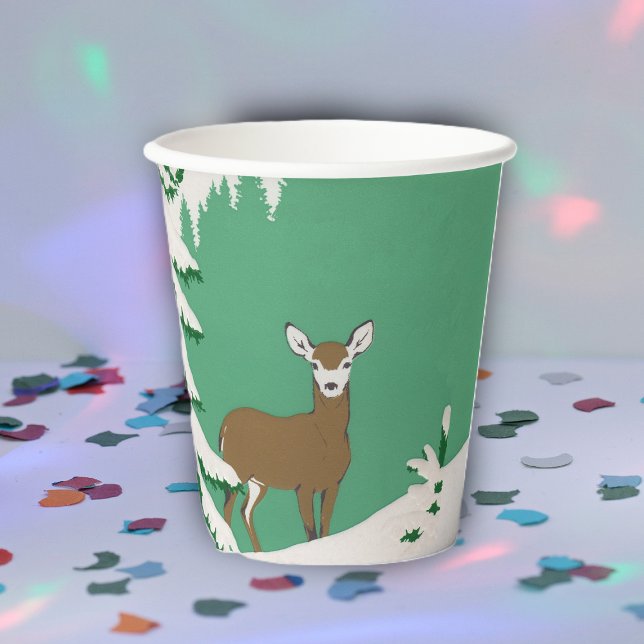 Gobelets En Papier Cerf femelle Brown dans la pinte à neige vert (Brown female deer in snow by pine tree on mint green party paper cup.)