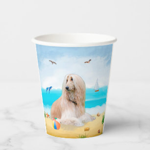Gobelets En Papier Chien de chien afghan sur la plage