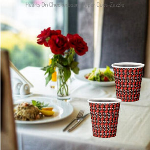 Gobelets En Papier Coeurs sur le tableau de bord