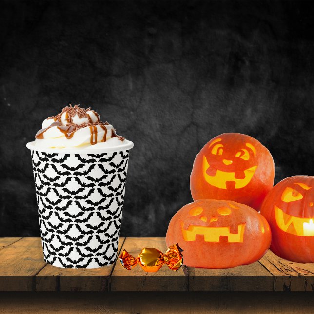 Gobelets En Papier Colonie nuageuse d'Halloween en noir et blanc (Cloud Colony of Bats in Black and White Halloween Pattern Paper Cups)