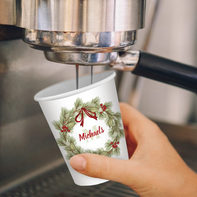 Gobelets En Papier Couronne botanique de Noël Monogramme rouge Holly (Christmas holiday simple monogram greenery wreath. )