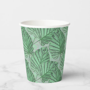 Gobelets En Papier Des feuilles verts sur une pierre grise.