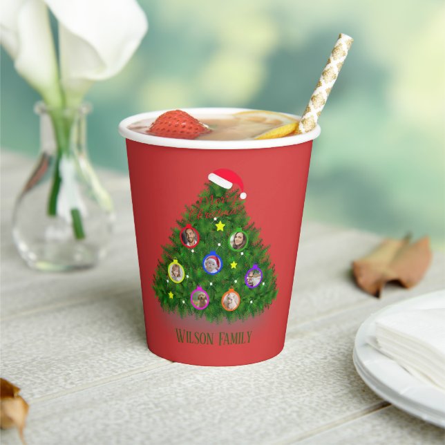 Gobelets En Papier Famille dans un arbre de Noël chaud (Insitu)