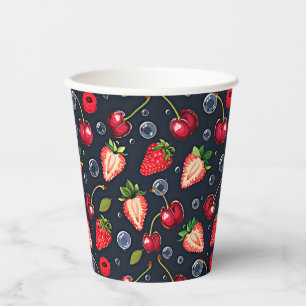 Gobelets En Papier Fraises et cerises sur un arrière - plan sombre