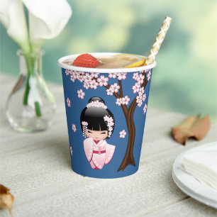 Gobelets En Papier Kimono rose Kawaii Poupée Kokeshi sur fond bleu