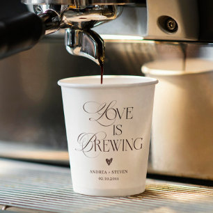 Gobelets En Papier L'amour est dans le café de mariage