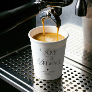 Gobelets En Papier L'amour est dans le café de mariage