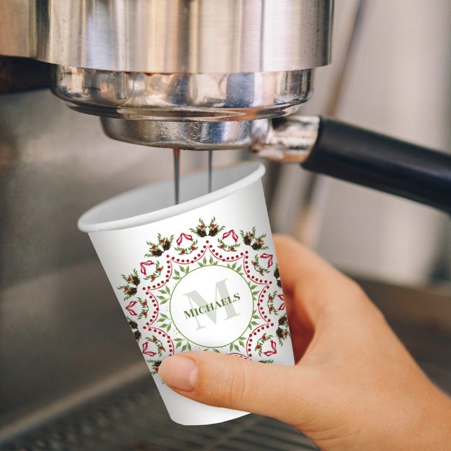 Gobelets En Papier Monogramme de Noël Famille Verdure Feuillage Folia (Christmas monogram classic pine berries holiday wreath paper cup)