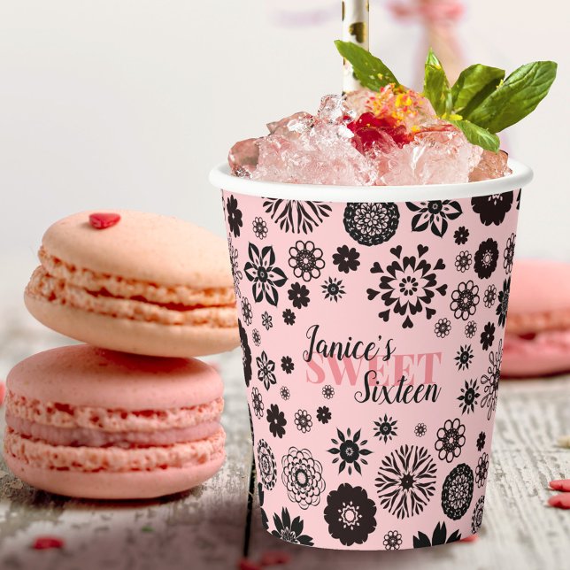 Gobelets En Papier Noir rose mou Floral Sweet 16 Nom personnalisé (Créateur téléchargé)