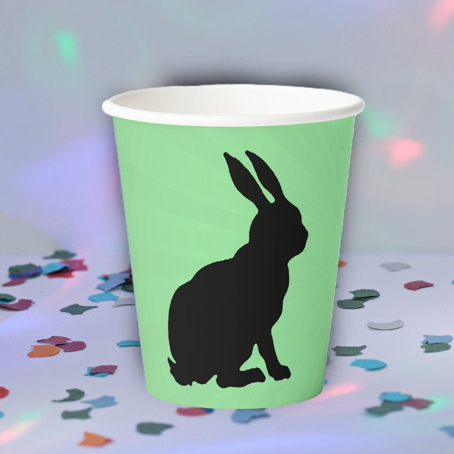 Gobelets En Papier Noir Silhouette assise Bunny de grandes oreilles e (Sitting black silhouette bunny rabbit on green paper party drinking cup.)