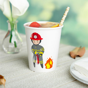 Gobelets En Papier Petit héros pompier éteignant un incendie