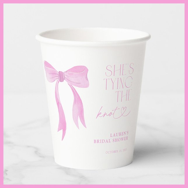 Gobelets En Papier Pink Bow Elle Tying The Knot Fête des mariées (Créateur téléchargé)