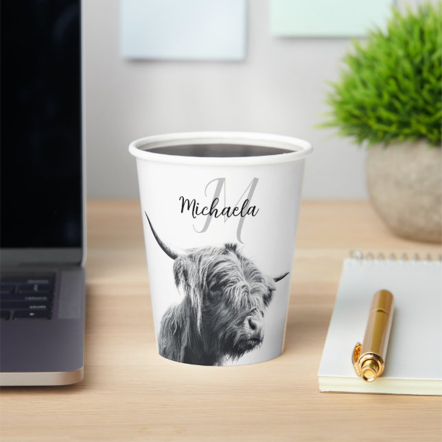 Gobelets En Papier Portrait de vache Highland premier monogramme noir (Insitu)