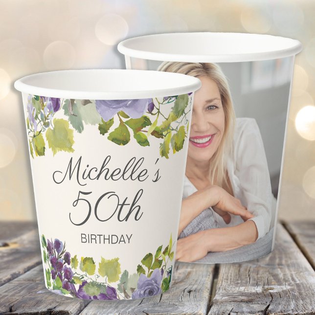 Gobelets En Papier Purple Floral Green Feuilles 50e anniversaire Phot (Purple floral and green leaves custom birthday party paper cups.)