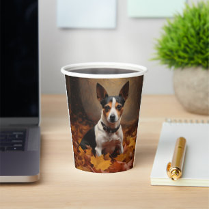Gobelets En Papier Rat Terrier dans les feuilles d'automne tombent in