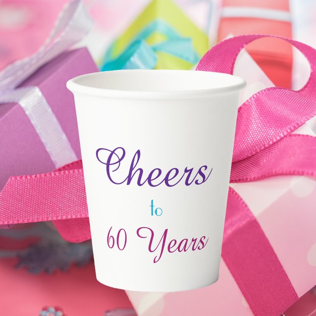 Gobelets En Papier Salutations à 60 ans Anniversaire (A paper party cup that reads Cheers to 60 Years)