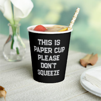 Gobelets En Papier Texte d'humour Grunge sur fond noir