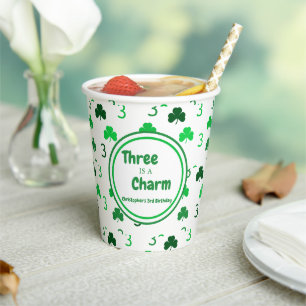 Gobelets En Papier Trois est un charme St Patrick's Day 3e anniversai