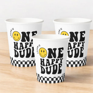 Gobelets En Papier Un homme heureux sourire visage garçon premier ann