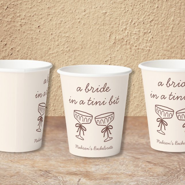 Gobelets En Papier Une Mariée Dans Un Tini D'Espresso Martini Pour En (A Bride In A Tini Bit Espresso Martini Bach Party Paper Cups)