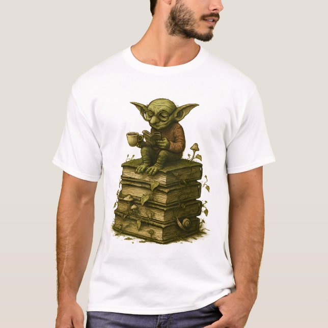 Goblincore Bookworm Mushroom Fantasy T-Shirt (Vorderseite)