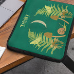 Goblincore Snail and Mushrooms Personalized Laptopschutzhülle<br><div class="desc">My illustrations depict a natural world with some dark undertones. A crescent moon hangs in the sky above a scene of green ferns, yellow moths, brown mushrooms and a green and brown snail all set against a painted dark teal colored background. This laptop sleeve is ready to be personalized with...</div>