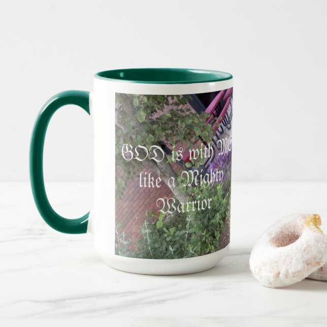 GOD ist mit mir wie ein mächtiger Krieger Tasse (Mit Donut)