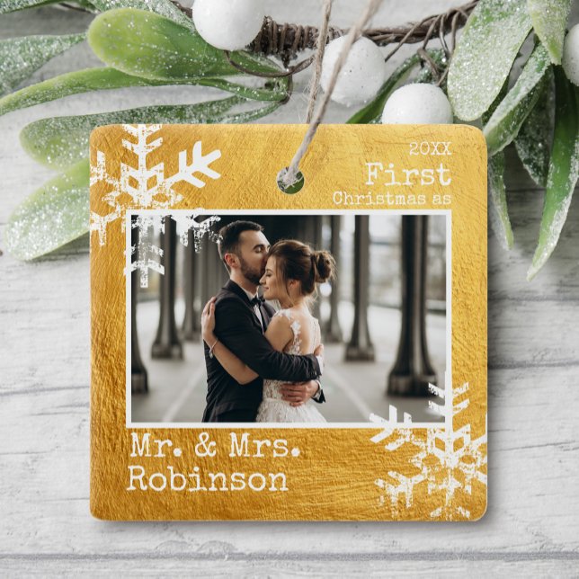 Gold 1. Weihnachten Mr. & Mrs. Foto Keramikornament (Rustic snowflake family holiday keepsake photo ornament perfect for gifts to bring joy to others.)