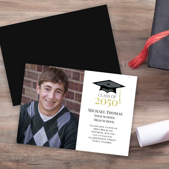 Gold Abschluss Hat Foto Template Einladung (Classic Graduation photo invitation template with classic graduation hat.)