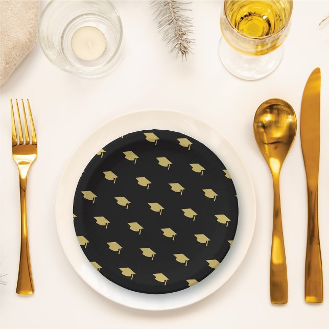 Gold-Abschluss-Hut auf schwarz-modernem Party Pappteller (Gold Graduation Hat / Cap On Black (color is customizable) Modern Grad Party Paper Plates @ fatfatin)