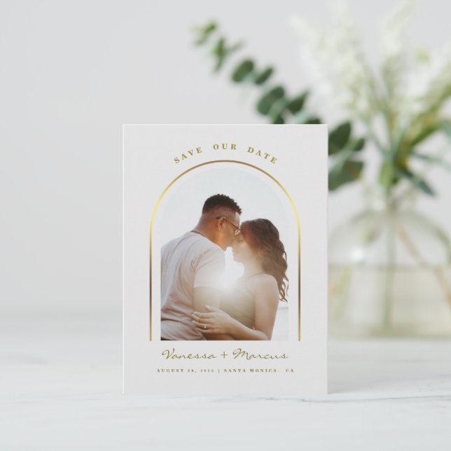 Gold Arched Frame Wedding Foto Save the Date Ankündigungspostkarte (Stehend Vorderseite)