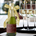 Gold & Auburn Brown Wedding Mini<br><div class="desc">Diese Mini-Champagner-Flaschen-Etiketten machen Ihre Hochzeitsfeier umso feierlicher. Sie zeichnen sich durch ein schlichtes und dennoch elegantes Design aus, das mit Goldtext auf einem tiefroten oder bordeauxfarbenen Hintergrund mit einer blühenden goldenen Imitat-Folie überzogen ist. Der Text lautet: Vielen Dank für das Fest mit uns mit Räumen, um die Namen der Hochzeitspaar...</div>