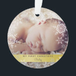 Gold Baby's First Christmas Snowflakes Foto Ornament<br><div class="desc">Dieses süße Design mit weißen und silbernen Glitzer Schneeflocken auf einer Goldfolie mit Platz für ein Foto, um Baby's 1. Weihnachten zu gedenken! Die Kollektion der Koordinierungsprodukte ist in unserem Shop, zazzle.com/store/doodlelulu, erhältlich. Kontaktieren Sie uns, wenn Sie dieses Design auf ein bestimmtes Produkt angewendet haben, um Ihre eigene einzigartige Match-Artikel...</div>