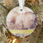 Gold Baby's First Christmas Snowflakes Foto Ornament<br><div class="desc">Dieses süße Design mit weißen und silbernen Glitzer Schneeflocken auf einer Goldfolie mit Platz für ein Foto, um Baby's 1. Weihnachten zu gedenken! Die Kollektion der Koordinierungsprodukte ist in unserem Shop, zazzle.com/store/doodlelulu, erhältlich. Kontaktieren Sie uns, wenn Sie dieses Design auf ein bestimmtes Produkt angewendet haben, um Ihre eigene einzigartige Match-Artikel...</div>