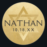 Gold Bar Mitzvah Bat Mitzvah Star von David Name Runder Aufkleber<br><div class="desc">Elegante moderne Bar mitzvah Aufkleber mit individuelle Name, Datum und Star of David. Diese stilvollen Bar mitzvah Gunst Anhänger Aufkleber geben einen eleganten Look als Umschlag Aufkleber, oder auf DIY Bar und Fledermaus mitzvah Party Dekor Projekte. ・ ・ ・ Klicken Sie auf ANPASSEN, um die Textfarbe, den Schriftart oder die...</div>