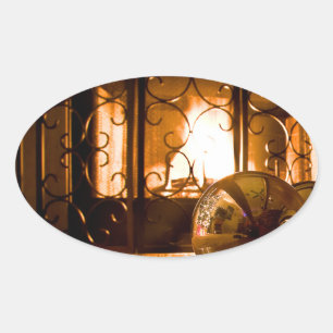 Gold Bauble in der Nähe des Feuerplatzes Aufkleber