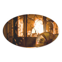 Gold Bauble in der Nähe des Feuerplatzes Aufkleber