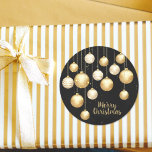 Gold Baubles Christmas Ornaments on Black Runder Aufkleber<br><div class="desc">Elegante goldweiße und weiße Weihnachtsbaumschmuck auf schwarzem Hintergrund, diese ROUND Aufkleber sind perfekt für Geschenkverpackungen, ein Party für das Abendessen im Urlaub, Weihnachtsfeiern im Unternehmen, Party, Ferienhaus, Hochzeitsfeier, Weihnachtsgeschenke, Feiertagsvorzüge und vieles mehr. Klicken Sie zum Anpassen auf die Schaltfläche "Personalisieren", dann auf den Link Weitere Anpassung, um diese Vorlage zu...</div>
