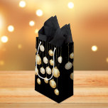 Gold Baubles Christmas Tree Ornaments on Black Kleine Geschenktüte<br><div class="desc">Elegante Gold- und weiße Weihnachtsbaumschmuck auf schwarzem Hintergrund,  diese Taschen sind wunderschön für Weihnachtsgeschenke,  Geschäftsgeschenke,  Firmengeschenke und mehr. ALLE GRÖSSEN BAGS,  die in unserem Geschäft erstellt wurden. Sehen Sie sich alle passenden Artikel in unserer Sammlung an.</div>